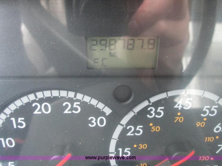 image for item G9204 2005 Freightliner Columbia semi truck