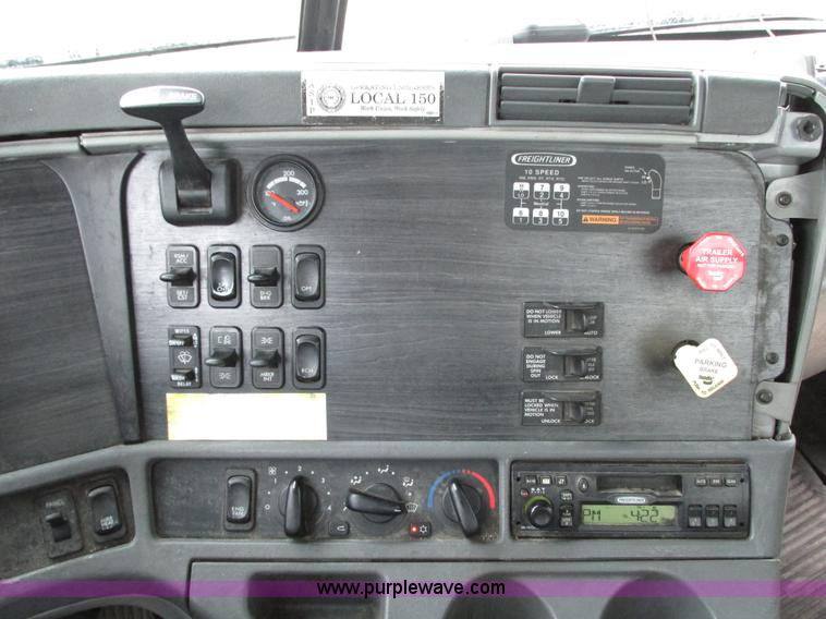 image for item G9204 2005 Freightliner Columbia semi truck