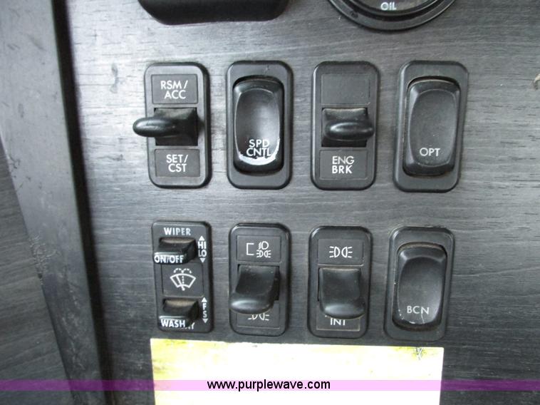 image for item G9204 2005 Freightliner Columbia semi truck