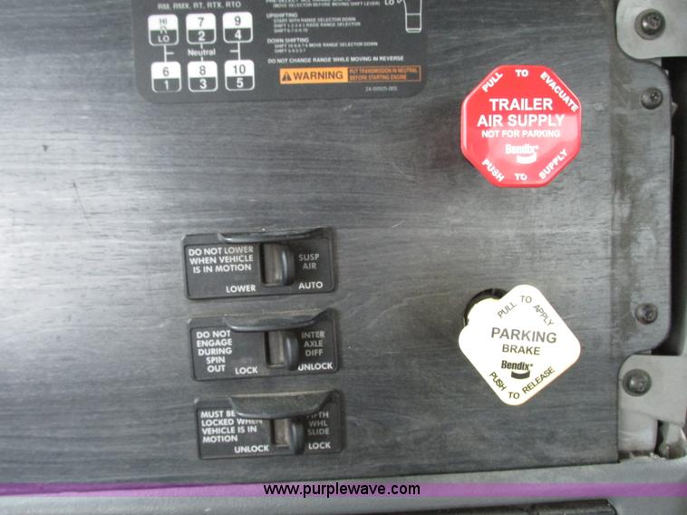 image for item G9204 2005 Freightliner Columbia semi truck