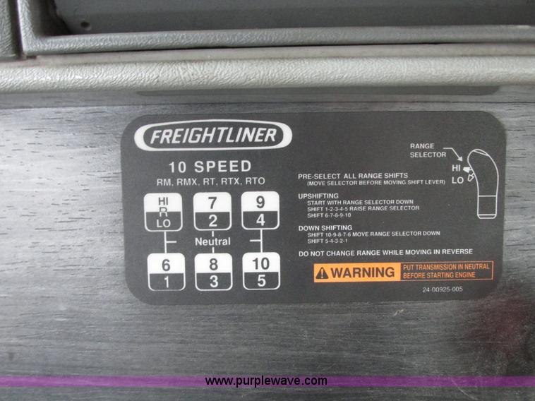 image for item G9204 2005 Freightliner Columbia semi truck