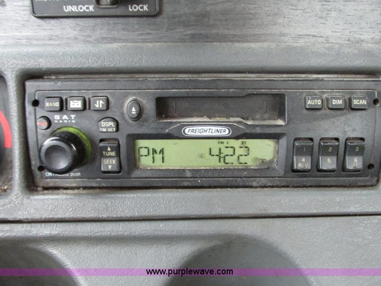 image for item G9204 2005 Freightliner Columbia semi truck