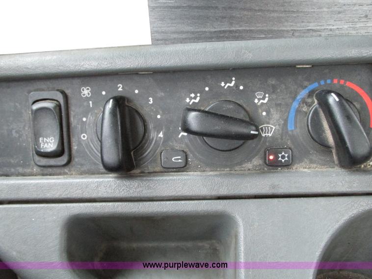 image for item G9204 2005 Freightliner Columbia semi truck