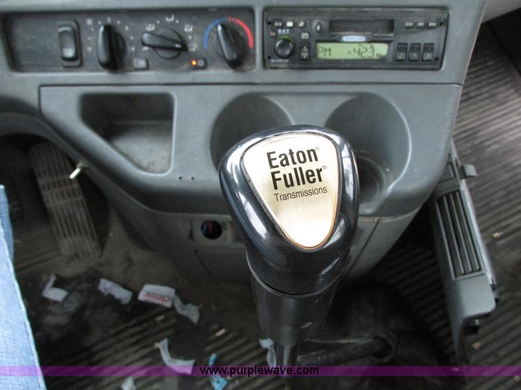 image for item G9204 2005 Freightliner Columbia semi truck