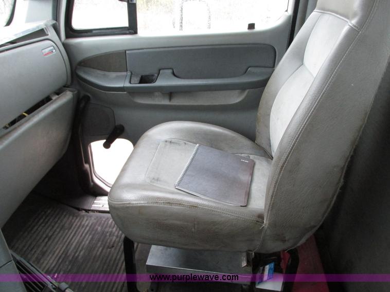 image for item G9204 2005 Freightliner Columbia semi truck