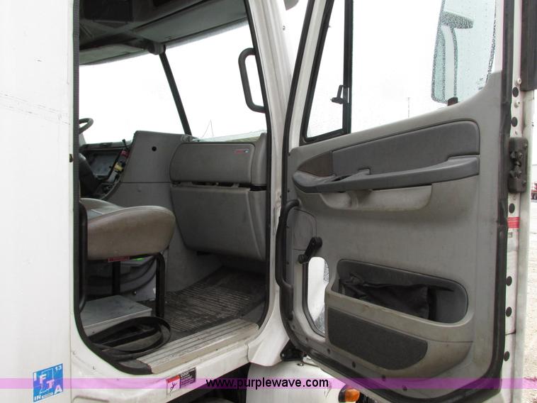 image for item G9204 2005 Freightliner Columbia semi truck