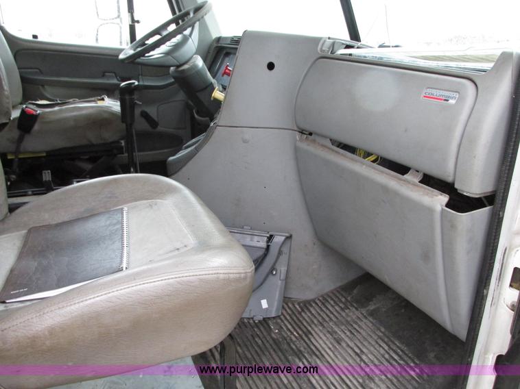 image for item G9204 2005 Freightliner Columbia semi truck