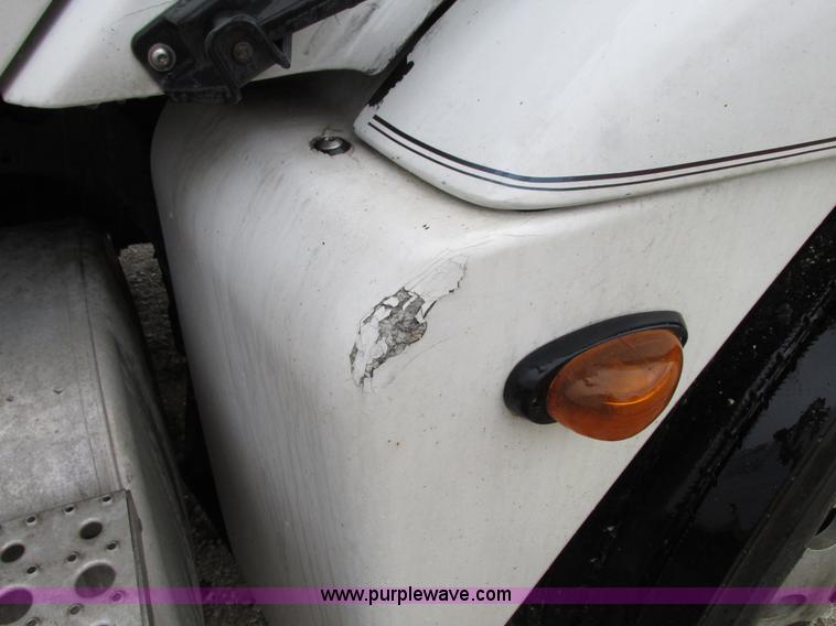 image for item G9204 2005 Freightliner Columbia semi truck