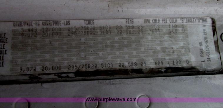 image for item G9204 2005 Freightliner Columbia semi truck