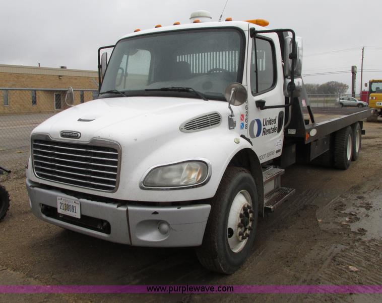 image for item G9205 2006 Freightliner Business Class M2 roll back truck