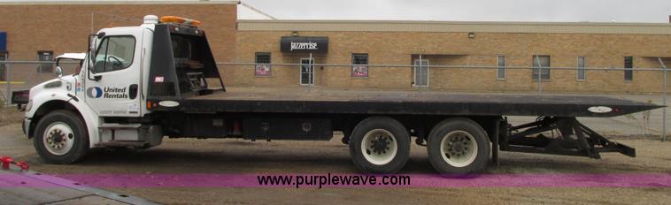 image for item G9205 2006 Freightliner Business Class M2 roll back truck