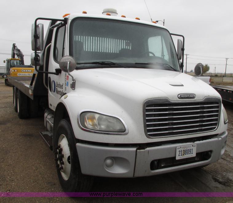 image for item G9205 2006 Freightliner Business Class M2 roll back truck