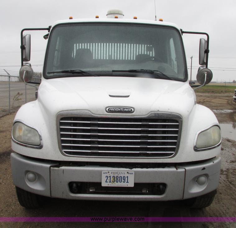 image for item G9205 2006 Freightliner Business Class M2 roll back truck