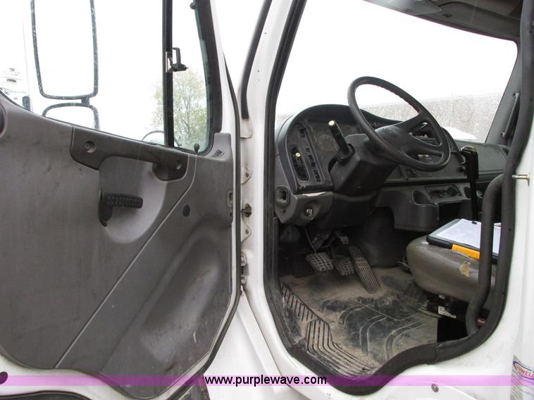 image for item G9205 2006 Freightliner Business Class M2 roll back truck