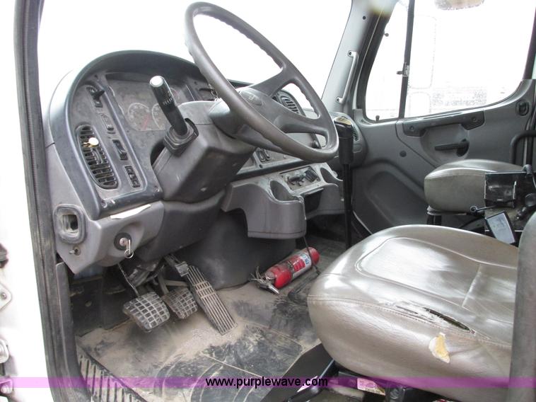 image for item G9205 2006 Freightliner Business Class M2 roll back truck