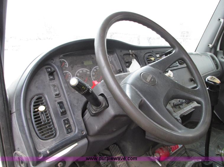 image for item G9205 2006 Freightliner Business Class M2 roll back truck