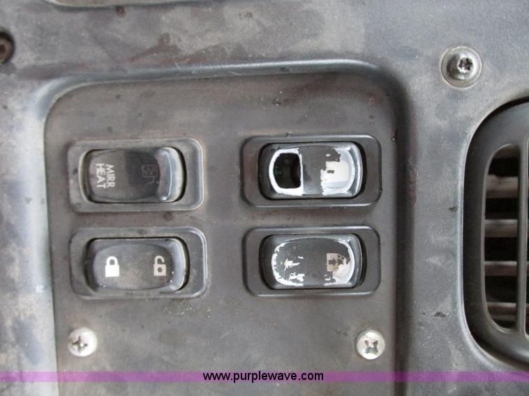 image for item G9205 2006 Freightliner Business Class M2 roll back truck