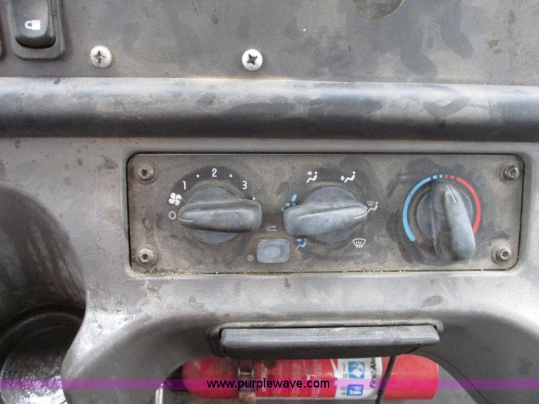 image for item G9205 2006 Freightliner Business Class M2 roll back truck