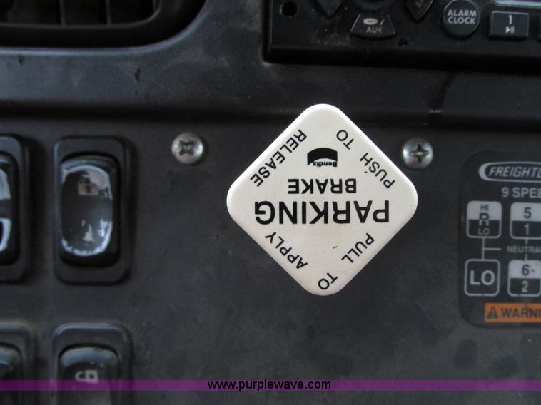 image for item G9205 2006 Freightliner Business Class M2 roll back truck