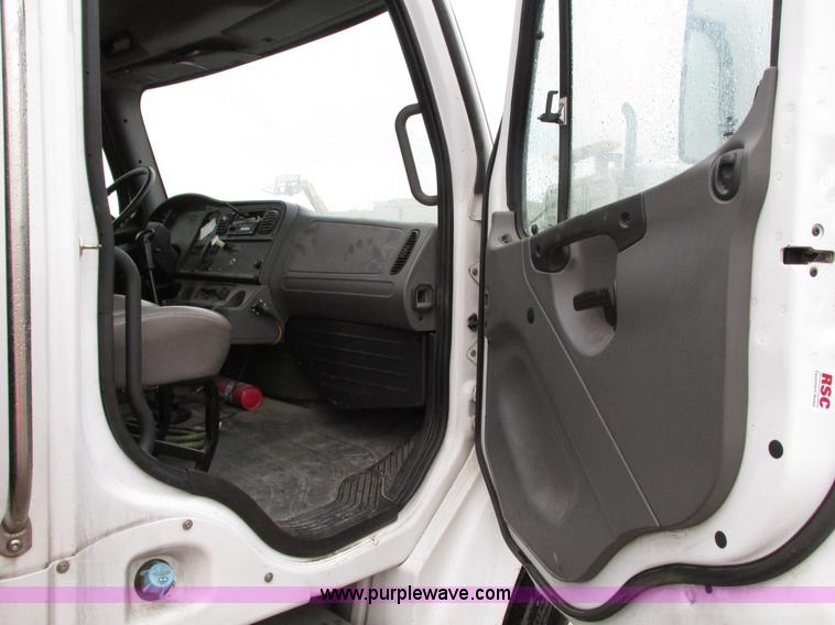 image for item G9205 2006 Freightliner Business Class M2 roll back truck