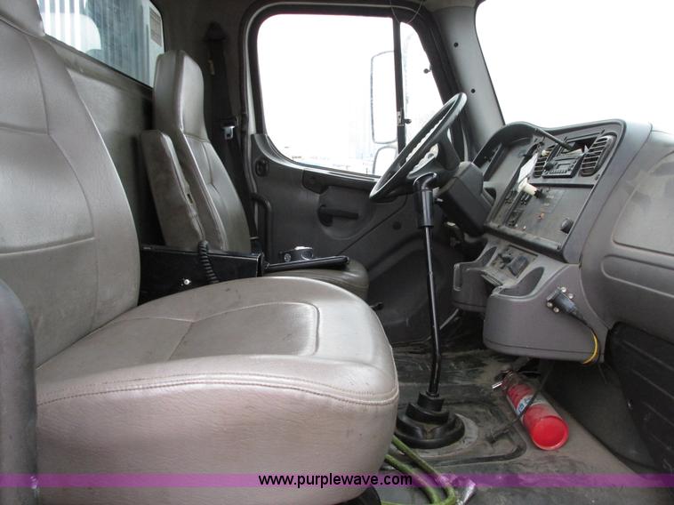 image for item G9205 2006 Freightliner Business Class M2 roll back truck