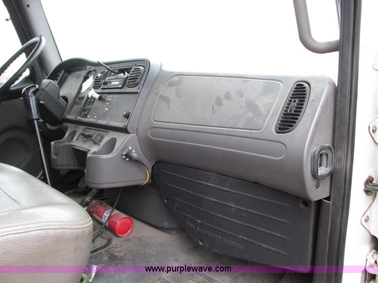 image for item G9205 2006 Freightliner Business Class M2 roll back truck