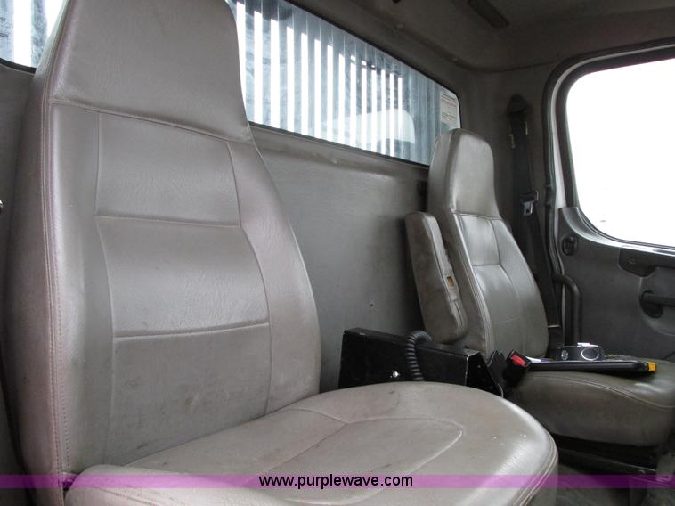 image for item G9205 2006 Freightliner Business Class M2 roll back truck