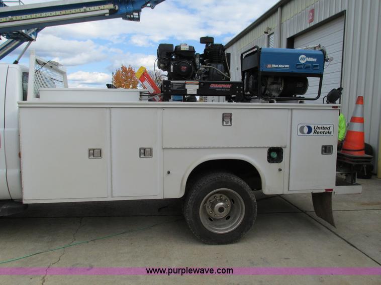 image for item G9397 2008 Ford F550 Super Duty service truck with crane