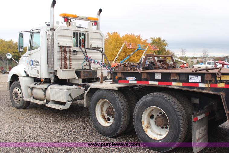 image for item H7954 2007 Freightliner Columbia CL120ST semi truck