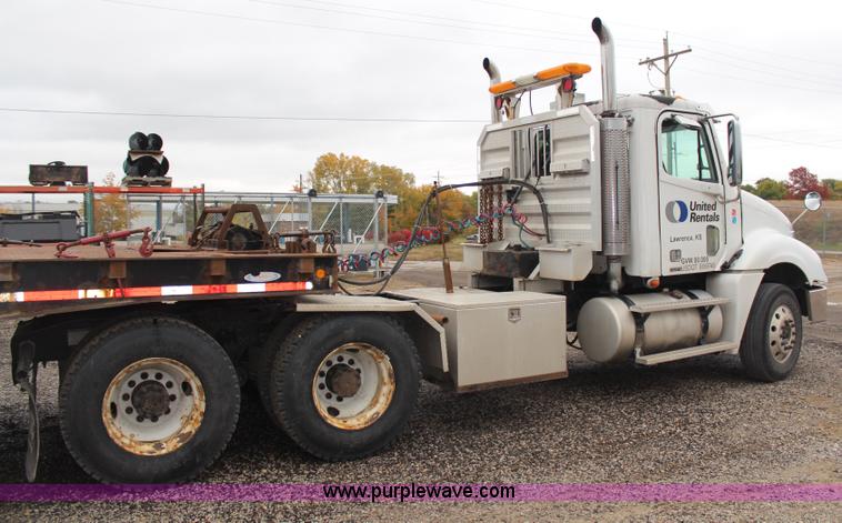 image for item H7954 2007 Freightliner Columbia CL120ST semi truck