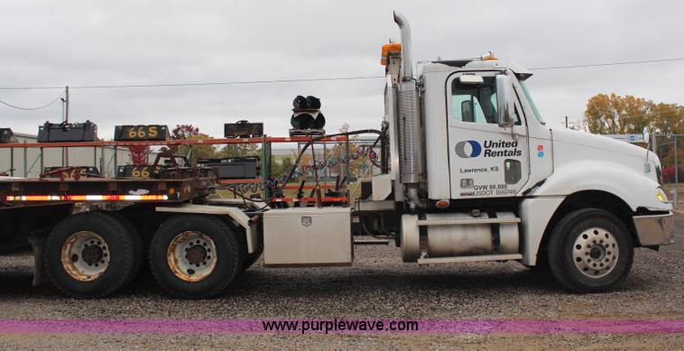 image for item H7954 2007 Freightliner Columbia CL120ST semi truck