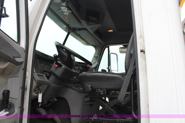image for item H7954 2007 Freightliner Columbia CL120ST semi truck