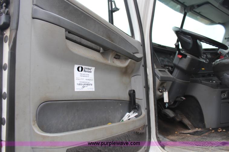 image for item H7954 2007 Freightliner Columbia CL120ST semi truck