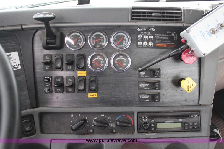 image for item H7954 2007 Freightliner Columbia CL120ST semi truck