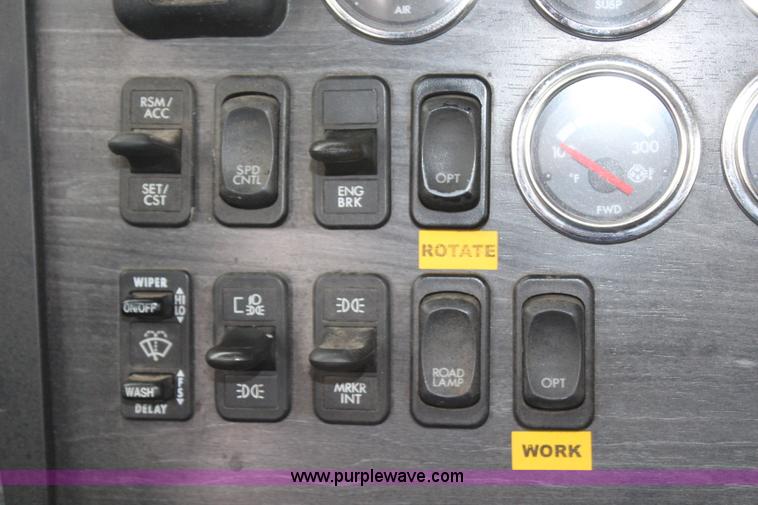 image for item H7954 2007 Freightliner Columbia CL120ST semi truck