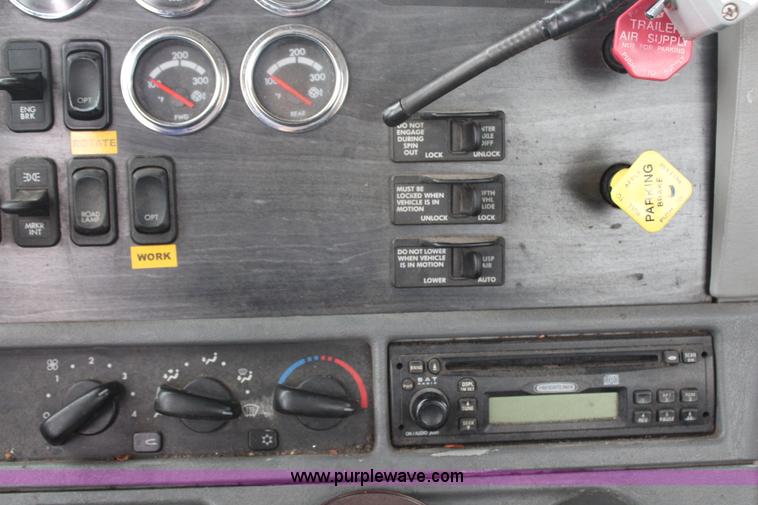 image for item H7954 2007 Freightliner Columbia CL120ST semi truck