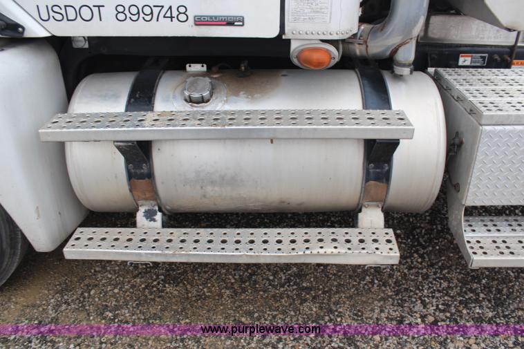 image for item H7954 2007 Freightliner Columbia CL120ST semi truck