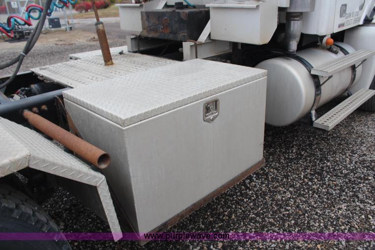 image for item H7954 2007 Freightliner Columbia CL120ST semi truck