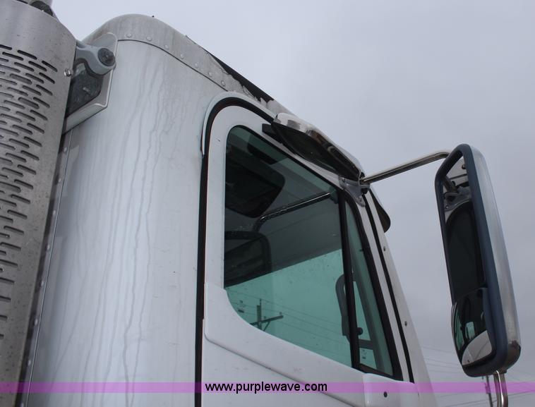 image for item H7954 2007 Freightliner Columbia CL120ST semi truck