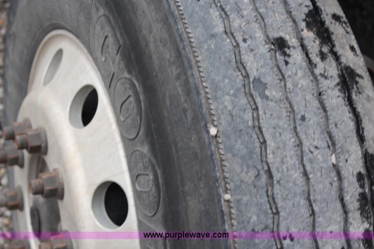 image for item H7954 2007 Freightliner Columbia CL120ST semi truck