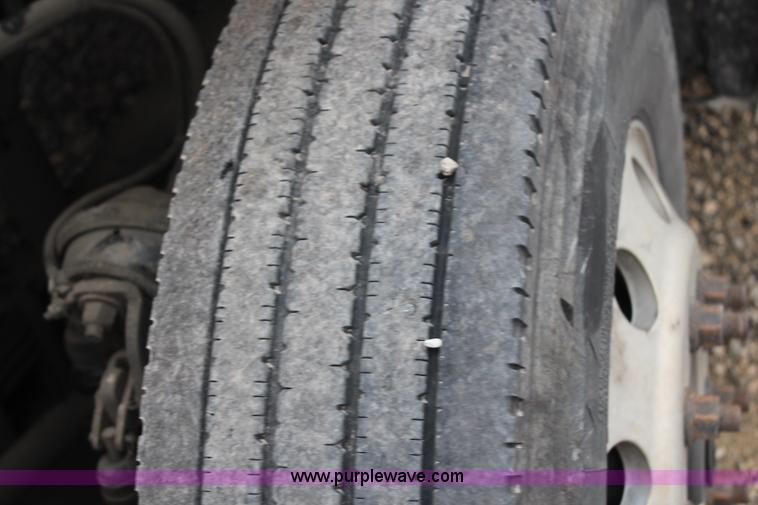 image for item H7954 2007 Freightliner Columbia CL120ST semi truck