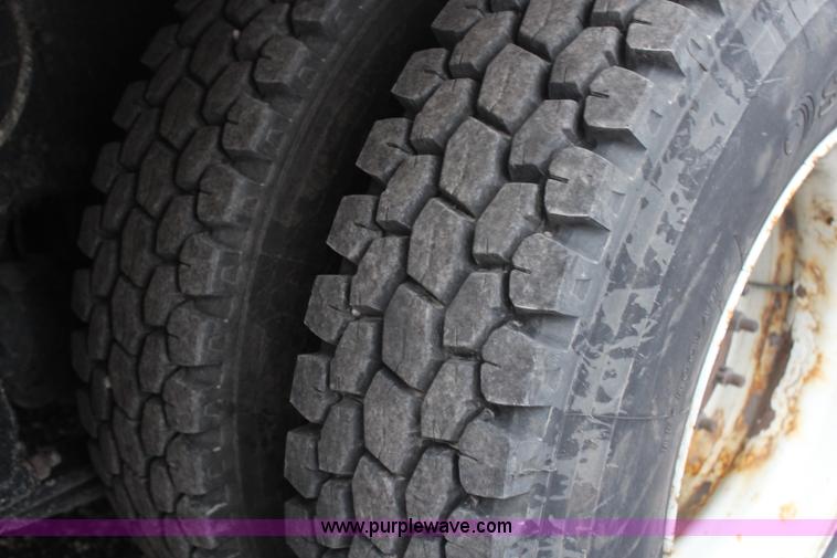 image for item H7954 2007 Freightliner Columbia CL120ST semi truck