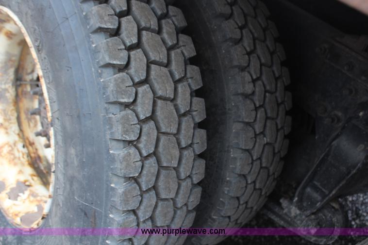 image for item H7954 2007 Freightliner Columbia CL120ST semi truck