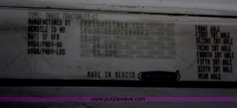 image for item H7954 2007 Freightliner Columbia CL120ST semi truck