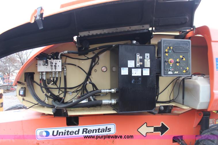 image for item H7962 2003 JLG 800S boom lift