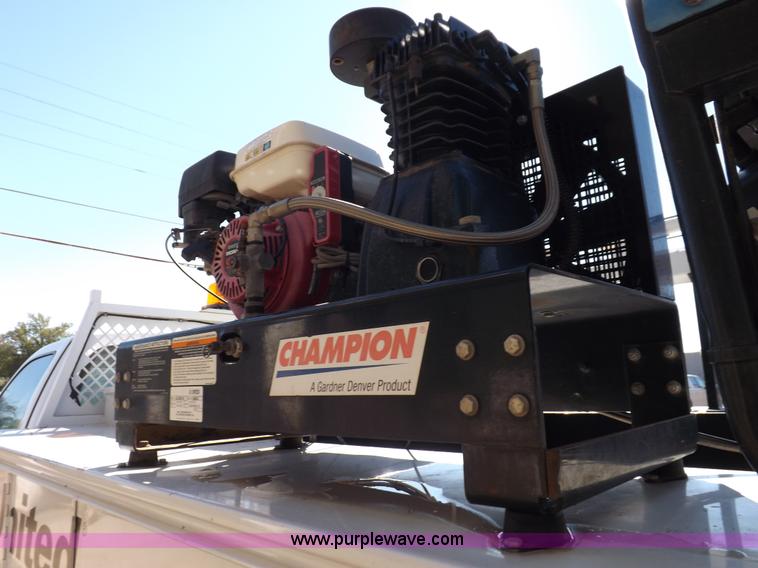 image for item I8314 2007 Ford F550 Super Duty XL service truck with crane