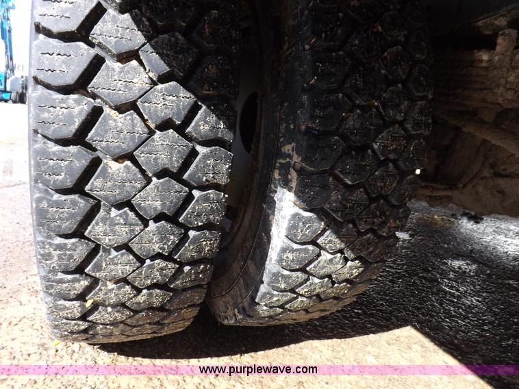 image for item I8314 2007 Ford F550 Super Duty XL service truck with crane