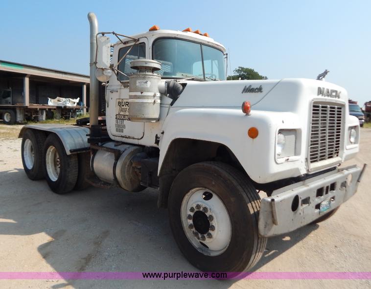 image for item B5826 1981 Mack R747-ST2337 semi truck