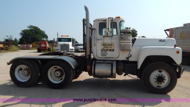 image for item B5826 1981 Mack R747-ST2337 semi truck