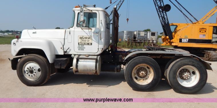 image for item B5826 1981 Mack R747-ST2337 semi truck